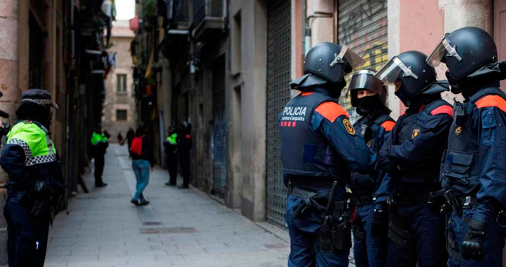 Imagen de la Operación Bacar de los Mossos d'Esquadra y la Guardia Urbana contra los narcopisos / EFE