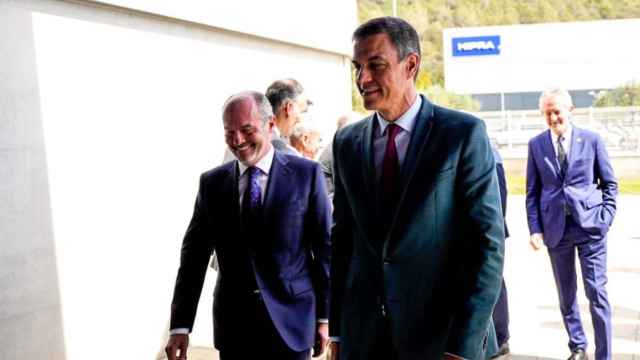 El presidente del Gobierno, Pedro Sáchez, visita las instalaciones de Hipra en Amer (Girona) / Luis Miguel Añón