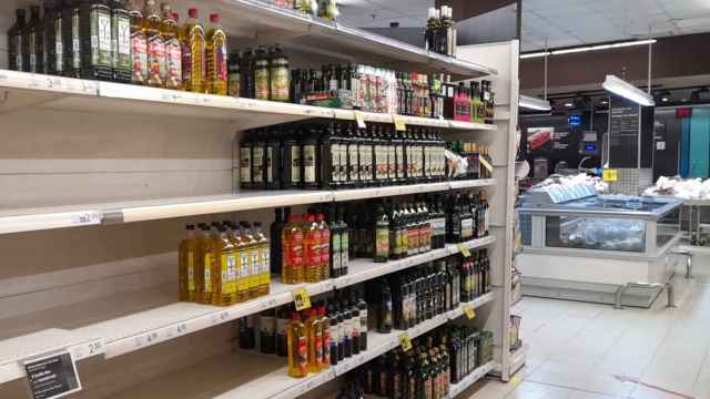Lineales de un supermercado, testigos de excepción del radical encarecimiento de productos como aceite y leche / EP