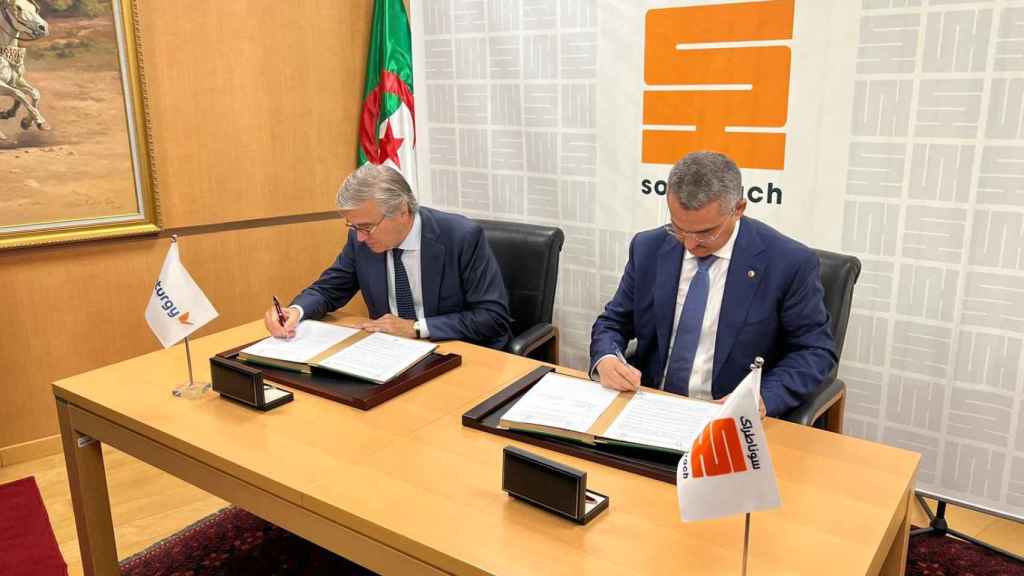 El presidente de Naturgy, Francisco Reynés (izq.), y el consejero delegado de Sonatrach, Toukif Hakkar, en la firma del contrato gasista / NATURGY