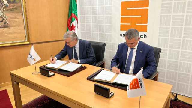 El presidente de Naturgy, Francisco Reynés (izq.), y el consejero delegado de Sonatrach, Toukif Hakkar, en la firma del contrato gasista / NATURGY