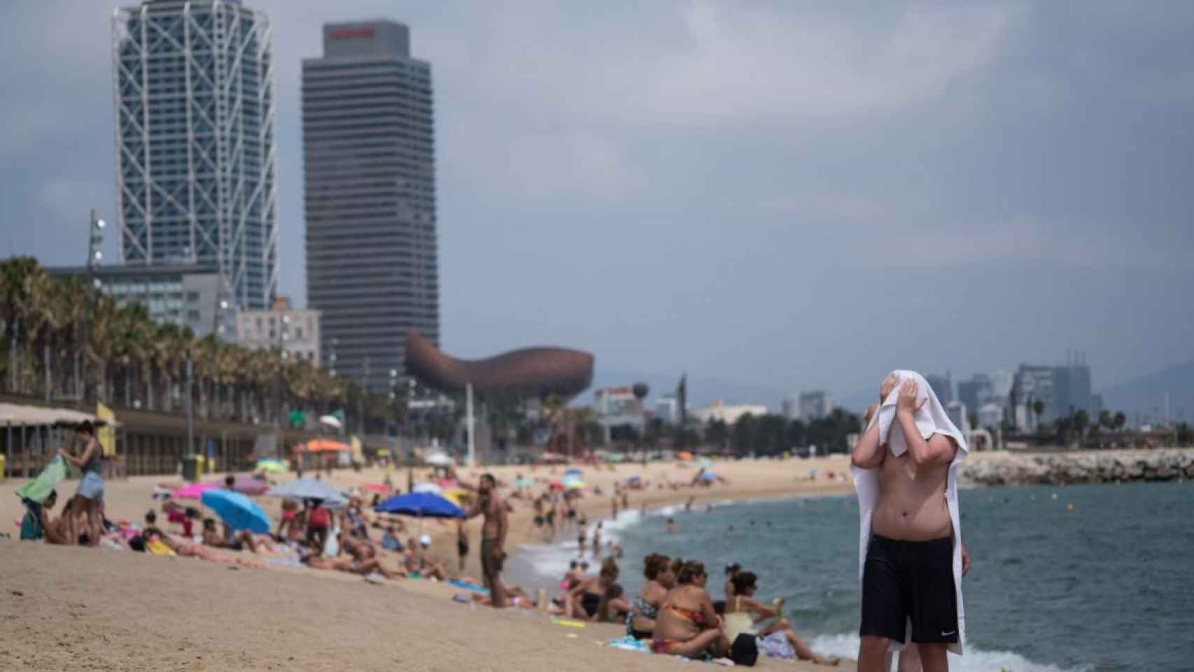 Turistas en una playa de Barcelona durante la pandemia / EP