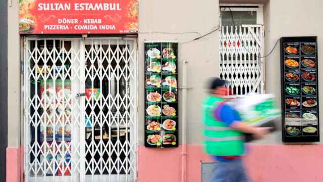 Un restaurante de Barcelona cerrado después de que la Generalitat ordenara clausurar los bares