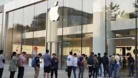 Los clientes hacen cola fuera de una tienda Apple por el lanzamiento del iPhone 11 / Europa Press