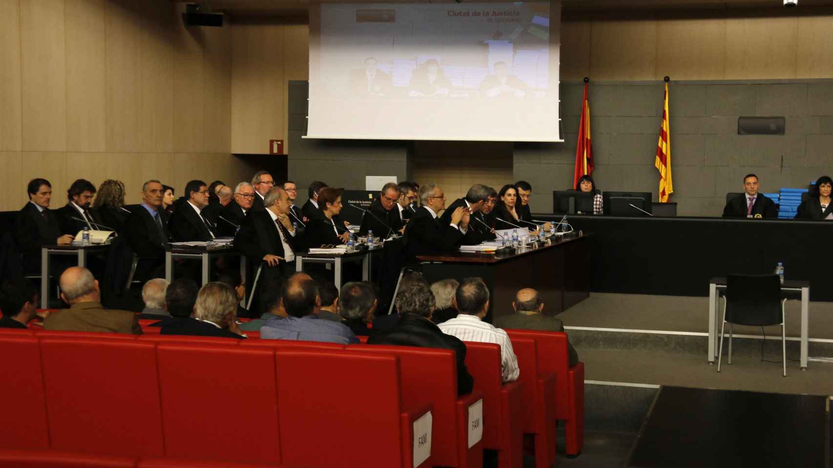 Los acusados del caso Palau durante el juicio en la sala de la Ciutat de la Justícia, ahora decidirá el Supremo / EP