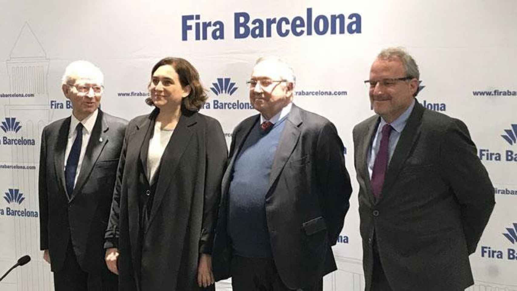 Ada Colau, alcaldesa de Barcelona, junto al aún presidente del consejo de Fira Barcelona, Josep Lluís Bonet (2d), el directro de la institución, Constantí Serrallonga (d), y el presidente de la Cámara de Comercio, Miquel Valls (i) / CG