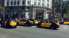Varios taxis marchan lentamente por la Gran Vía de Barcelona / CG