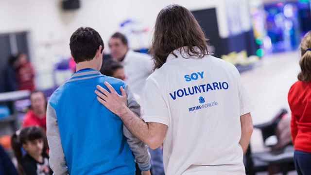 Un voluntario de Mutua Madrileña acompaña a un joven / MUTUA MADRILEÑA