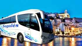 Uno de los autobuses de la flota de Sagalés y una imagen del puerto de Ibiza / FOTOMONTAJE DE CG