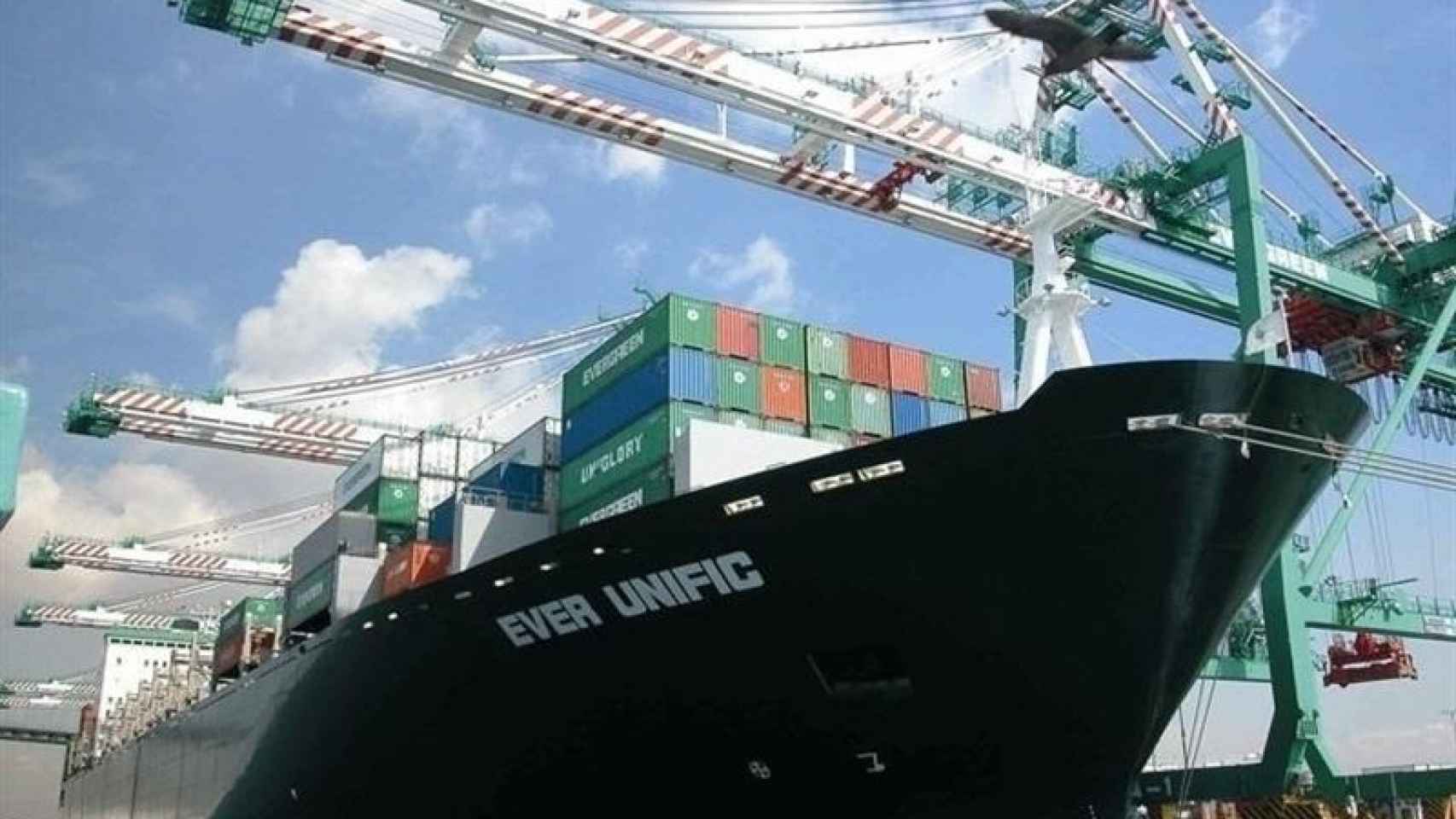 Un barco carga mercancías en un puerto español. / EUROPA PRESS
