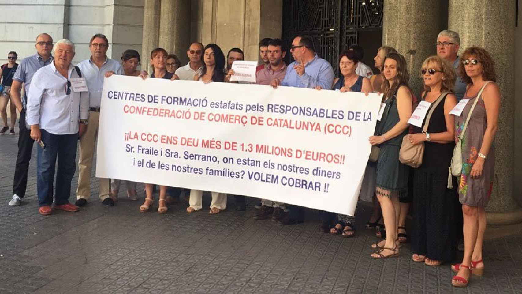 Propietarios de medio centenar de escuelas de formación protestan contra las deudas acumuladas de la Confederación de Comercio de Cataluña.