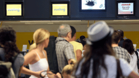 Varios pasajeros haciendo cola para facturar en Vueling
