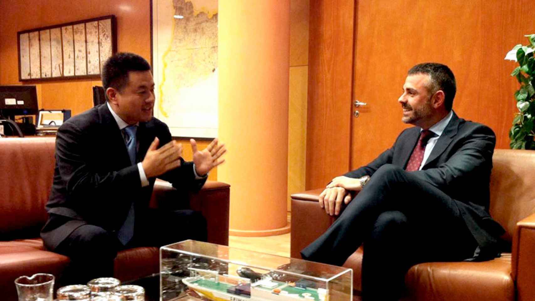 Santi Vila (d) con el director comercial de Air China Zhou Enyong (i) en noviembre.