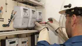 Un operario revisa los contadores eléctricos de un bloque de viviendas