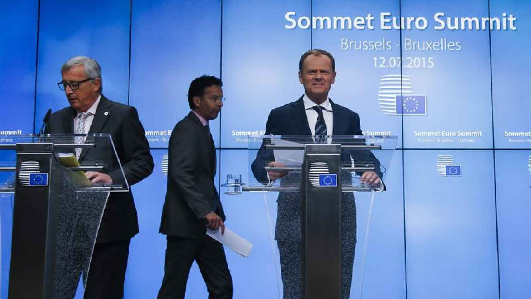 El presidente de la Comisión Europea, Jean-Claude Juncker (I), el presidente del Consejo Europeo, Donald Tusk (D), y el presidente del Eurogrupo, Jeroen Dijsselbloem (C) explican el acuerdo con Grecia