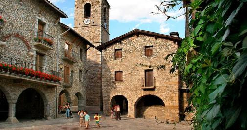 La plaza consistorial de Bellver de Cerdanya (Lleida) / VISIT PIRINEUS