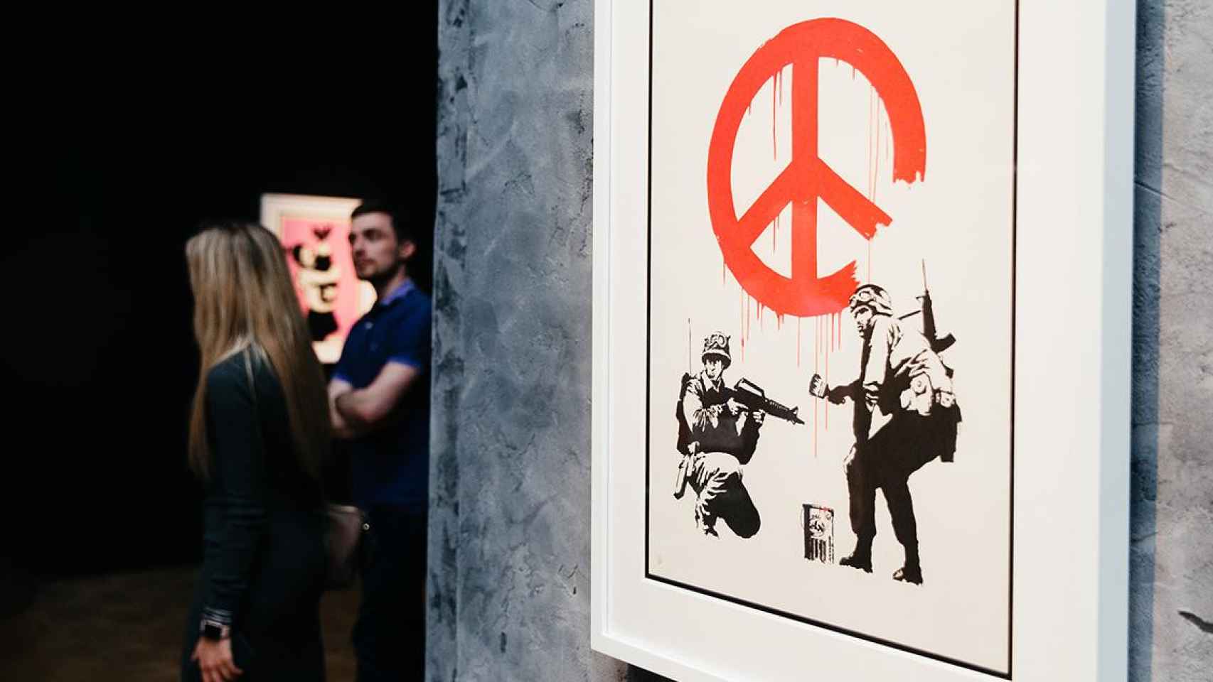 'Soldados borrando un símbolo de la paz', obra de Banksy / EXPOSICIÓN BANKSY