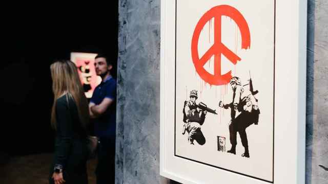 'Soldados borrando un símbolo de la paz', obra de Banksy / EXPOSICIÓN BANKSY