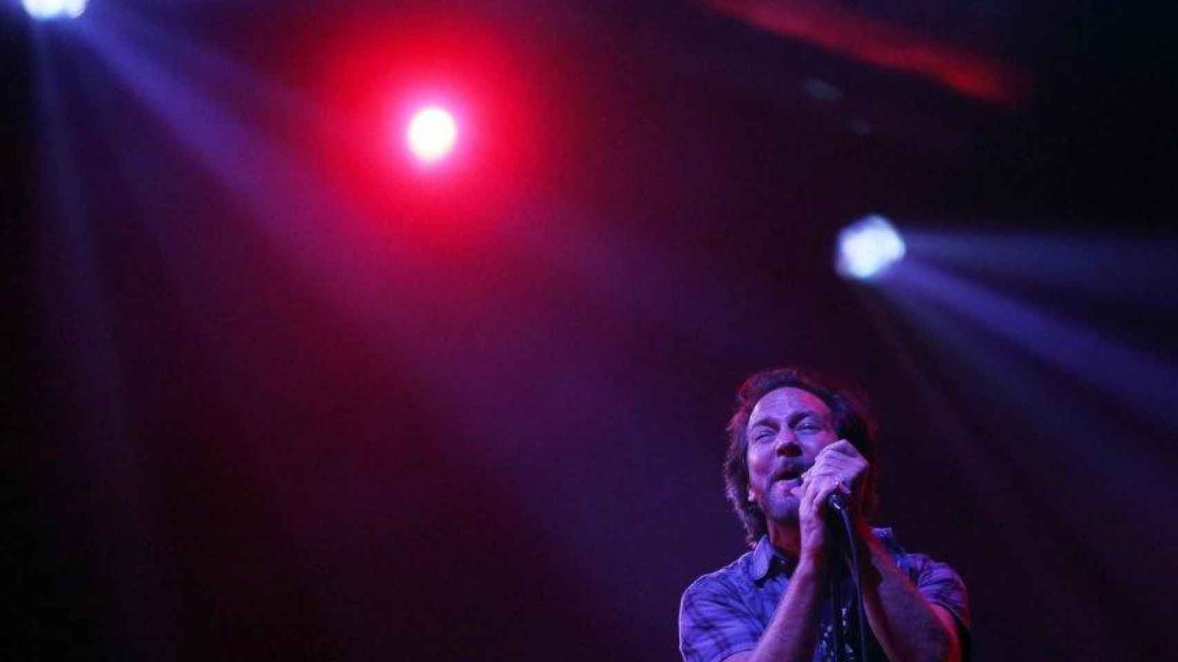 El cantante de Pearl Jam durante un concierto, en una imagen de archivo / EFE