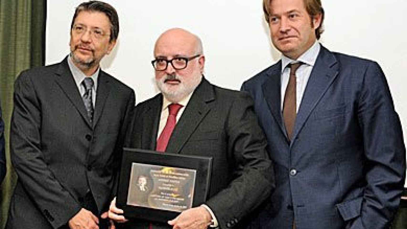 Camacho (izquierda) y Gomá flanquean a Puig durante el acto de entrega del III Premio Antonio Fontán de Periodismo Político