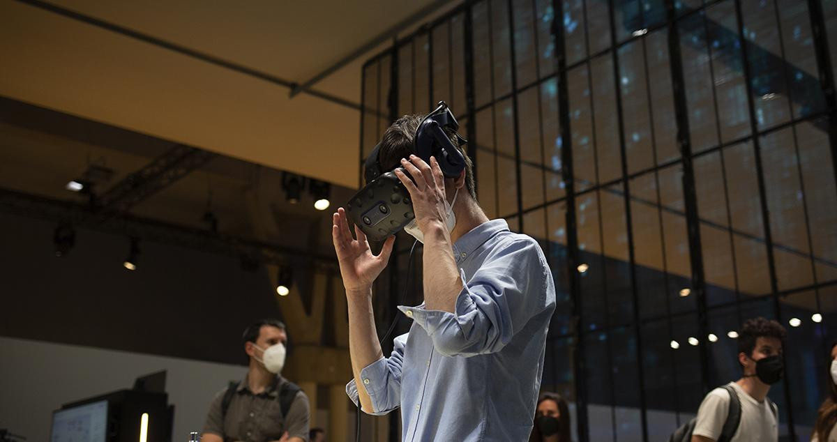 Un hombre prueba unas gafas de realidad virtual durante la celebración del MWC / EP