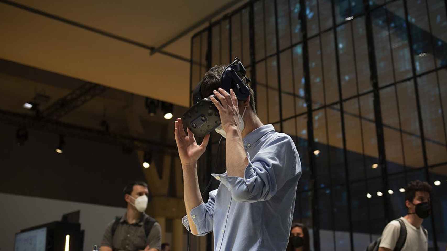 Un hombre prueba unas gafas de realidad virtual durante la celebración del MWC / EP