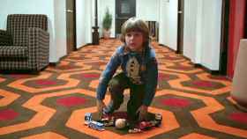 Fotograma de la película 'El resplandor' de Stanley Kubrick en el que aparece el niño jugando con sus juguetes