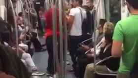 Un ultra agrede a un joven en el metro de Barcelona / Twitter