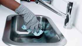Una persona desinfecta una cocina por el Covid / EP