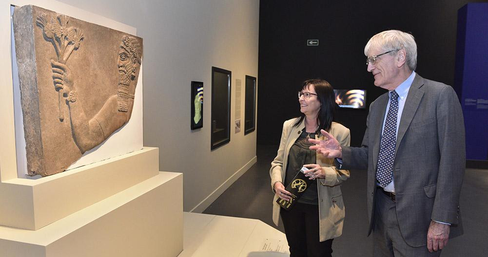 Elisa Durán y Richard Lambert visitando la exposición ‘Lujo. De los asirios a Alejandro Magno’ / CAIXAFORUM BARCELONA