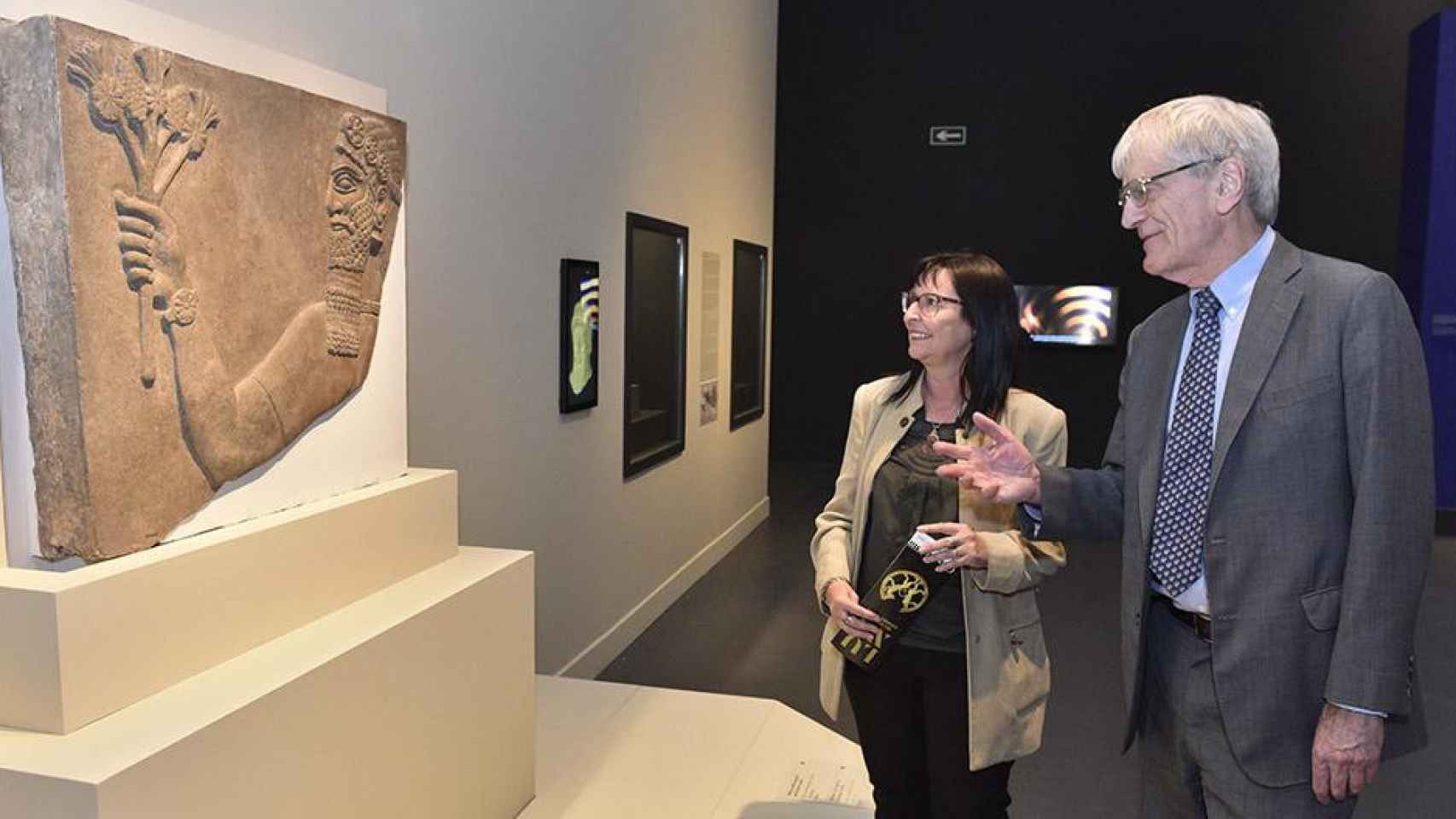 Elisa Durán y Richard Lambert visitando la exposición ‘Lujo. De los asirios a Alejandro Magno’ / CAIXAFORUM BARCELONA