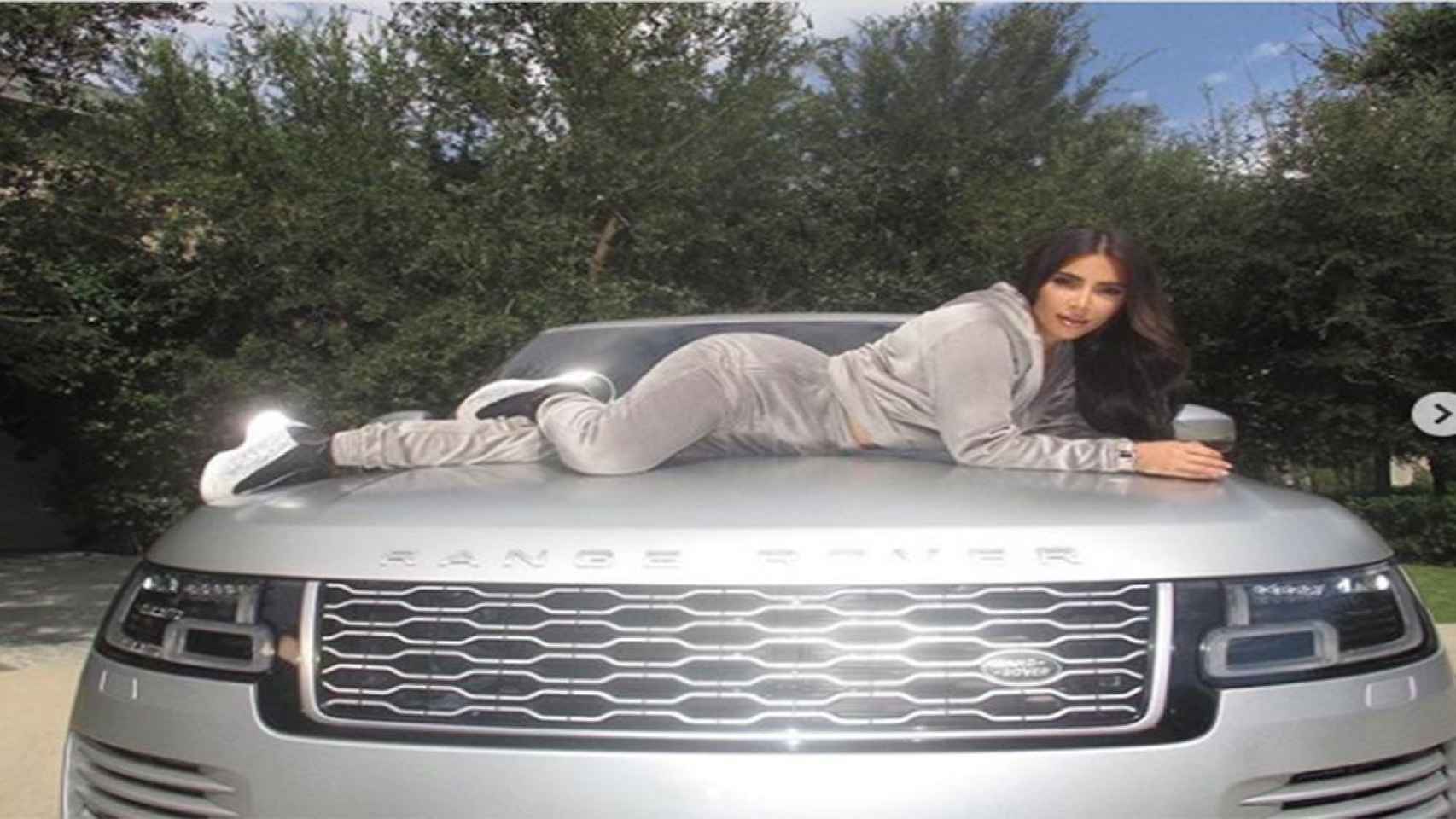 Imagen de Kim Kardashian posando encima del capó de un coche de alta gama / INSTAGRAM