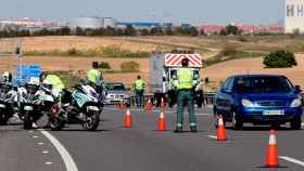 Agentes de la Guardia Civil realiza un control de vehículos en la autopista / EFE