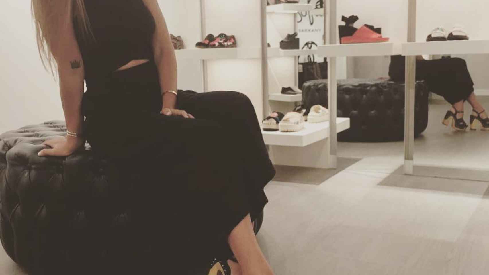 Antonella Roccuzzo posa con uno de sus zapatos en su tienda / INSTAGRAM
