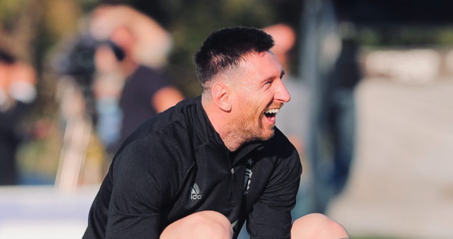 Leo Messi sonríe en un entrenamiento con Argentina / REDES
