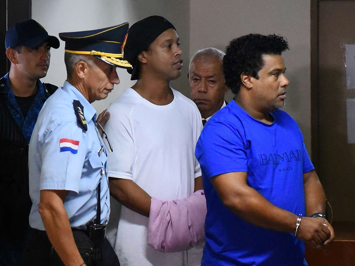 Ronaldinho, junto a su hermano en el momento de ser detenidos en Paraguay | REDES