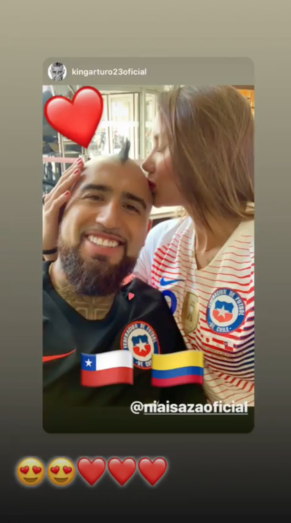 Sonia Isaza besa a Arturo Vidal