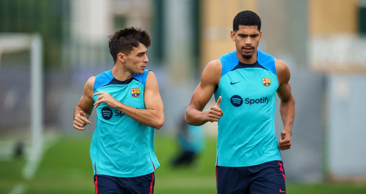 Pedri y Araujo, titulares habituales del Barça, en un entrenamiento / FCB