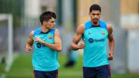 Pedri y Araujo, titulares habituales del Barça, en un entrenamiento / FCB