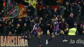 Jules Koundé, celebrando el gol de Jordi Alba antes de pedir disculpas con un tuit / EFE