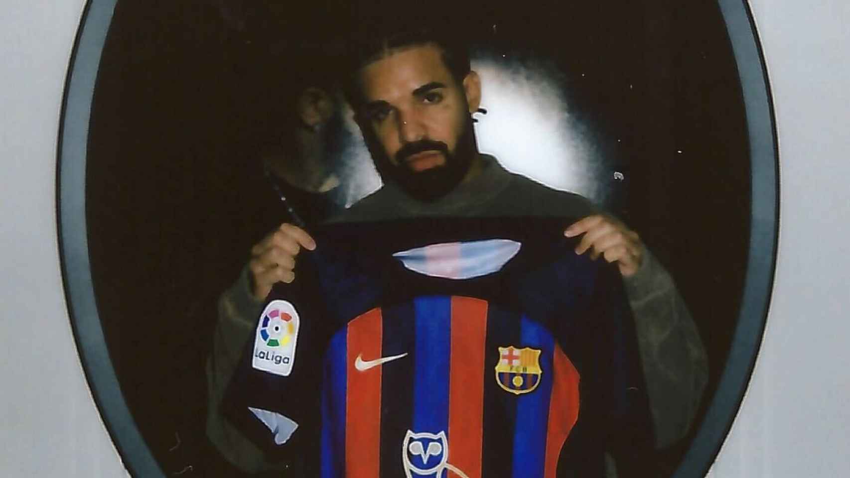 Drake, posando con la camiseta del FC Barcelona / DRAKE