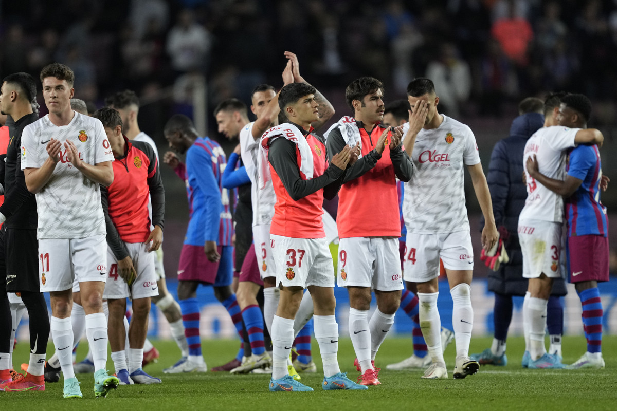 Los jugadores del Mallorca, tristes por la derrota en el Camp Nou / EFE