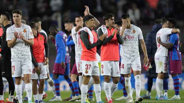 Los jugadores del Mallorca, tristes por la derrota en el Camp Nou / EFE