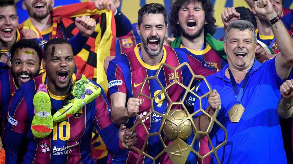 Xavi Pascual y los jugadores del Barça celebran la conquista de la Champions de balonmano de 2021 / EFE