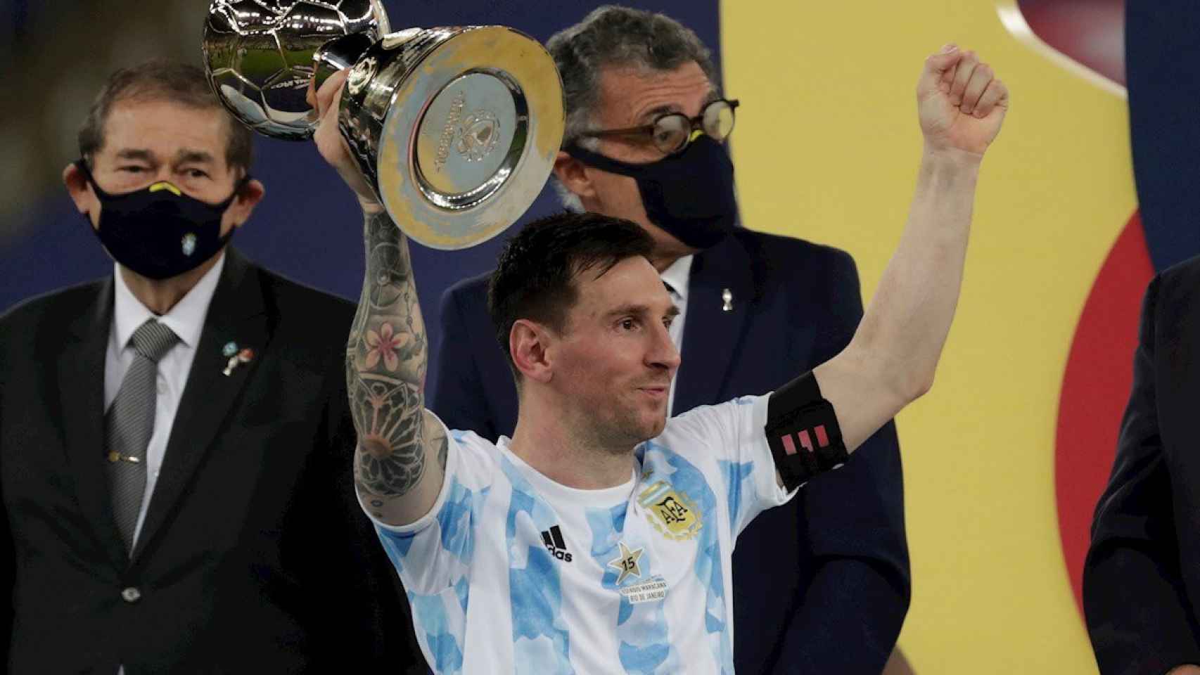 Leo Messi recibe el premio al MVP de la Copa América 2021 / EFE