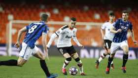 Rodrigo, en una acción ante el Atalanta | Valencia CF