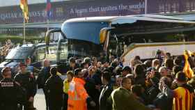 El autobús del Real Madrid llegando al Camp Nou antes de un clásico / EFE