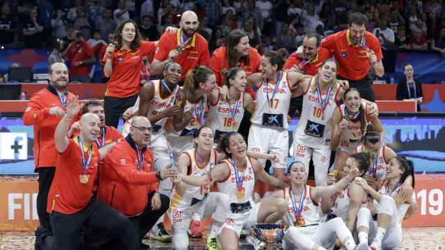 Una foto de la selección española tras proclamarse campeonas del Eurobasket femenino / EFE