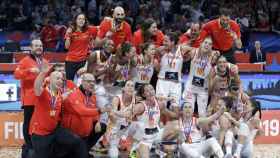 Una foto de la selección española tras proclamarse campeonas del Eurobasket femenino / EFE