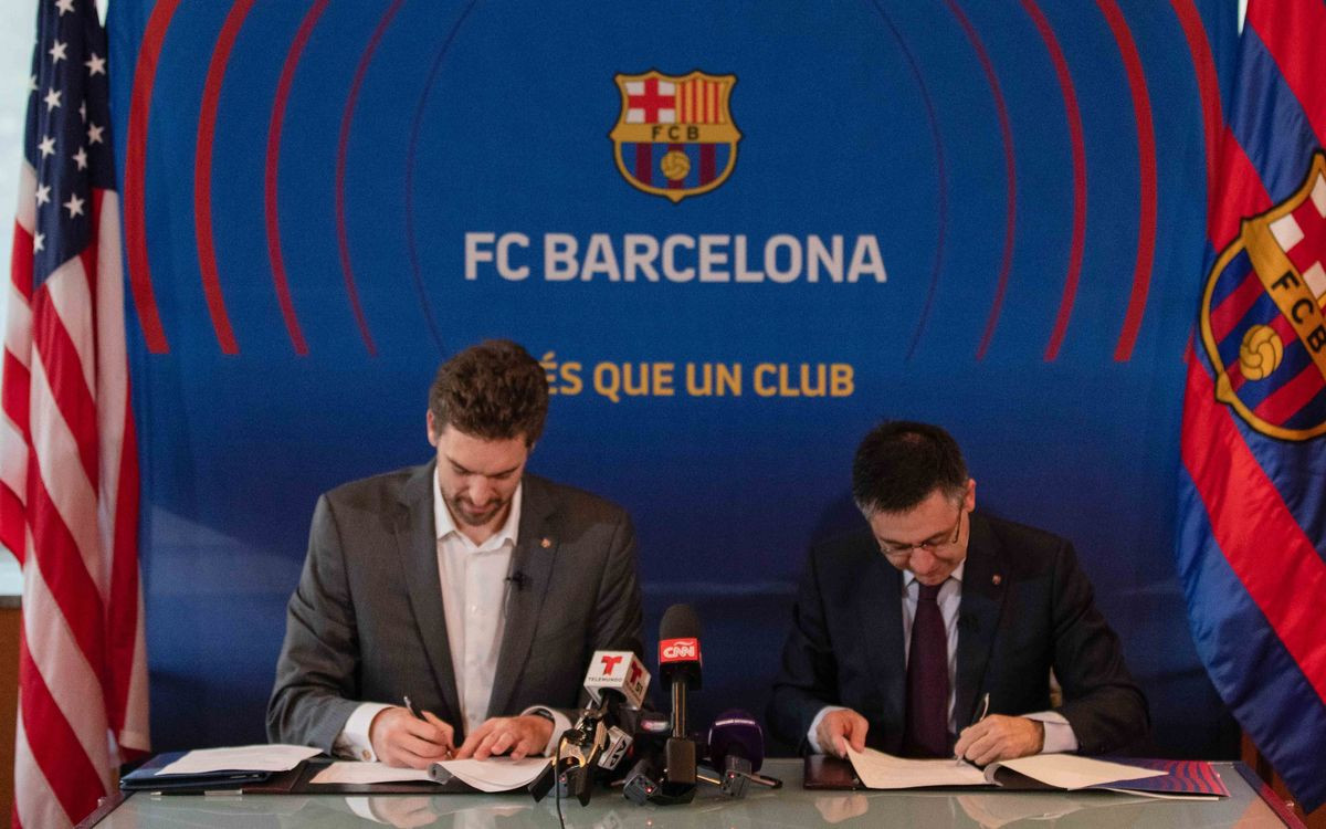 Pau Gasol y Josep Maria Bartomeu en la firma de su acuerdo / FC Barcelona